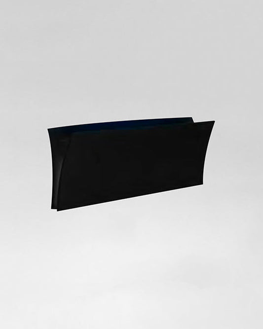 Aplique de pared negro moderno para iluminación interior, diseño rectangular minimalista.