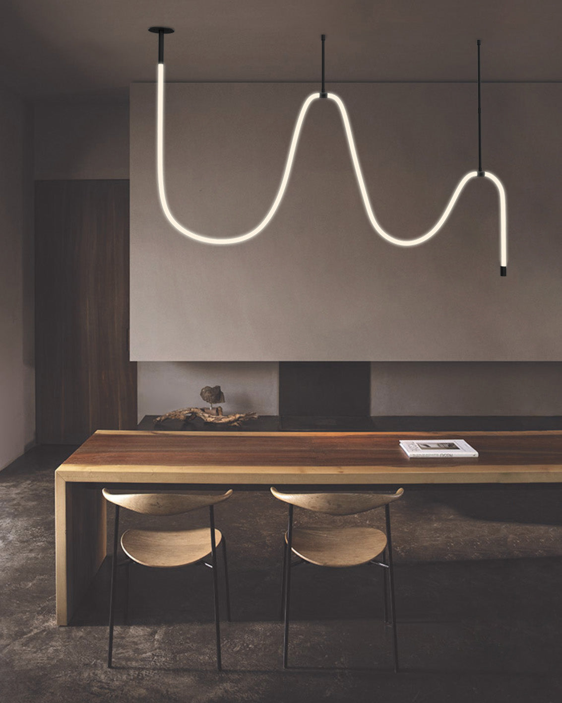 Lámpara colgante LED moderna sobre mesa de comedor de madera en ambiente minimalista