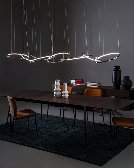 Lámpara colgante LED moderna sobre mesa de comedor en ambiente minimalista