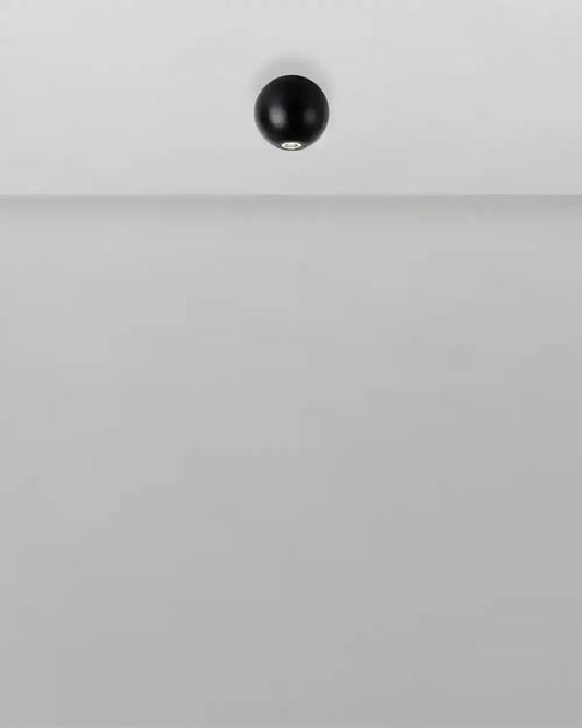 Plafón negro moderno esférico de techo en ambiente minimalista, iluminación Birot MX