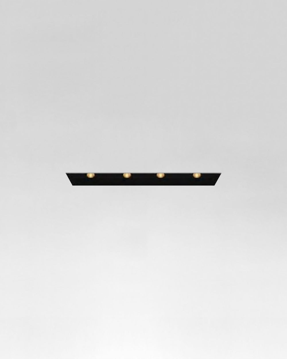 Lámpara de techo empotrada rectangular negra con cuatro focos LED, diseño minimalista.