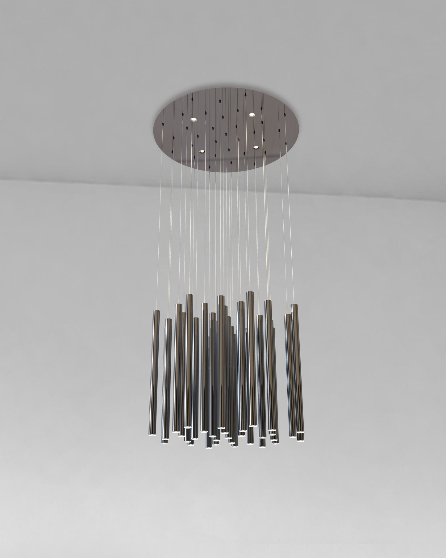 Lámpara de techo colgante moderna de tubos metálicos, iluminación decorativa elegante.