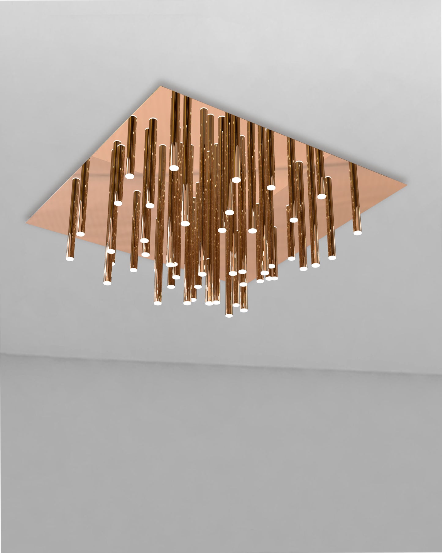 Lámpara de techo moderna con tubos colgantes de cobre y luz LED decorativa