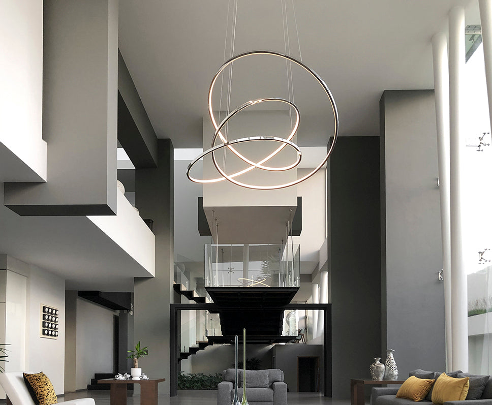 Lámpara colgante moderna de aros LED en sala de estar contemporánea y elegante