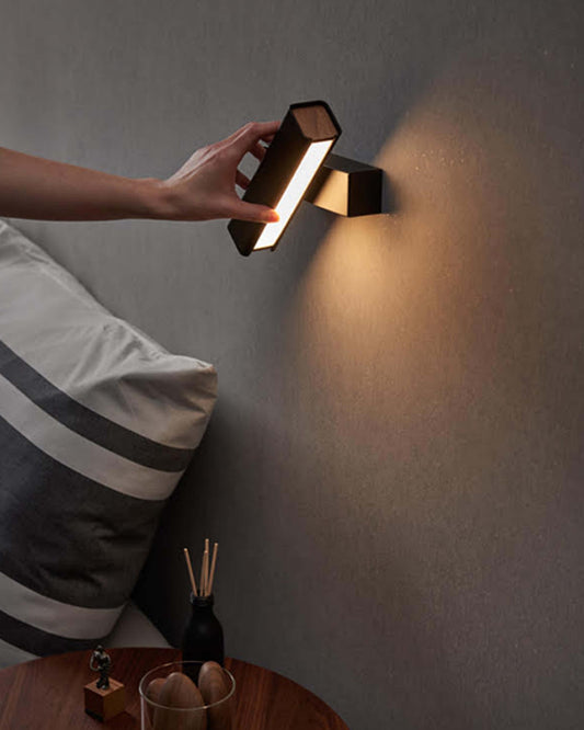 Lámpara de pared LED ajustable en dormitorio moderno, luz cálida y diseño minimalista