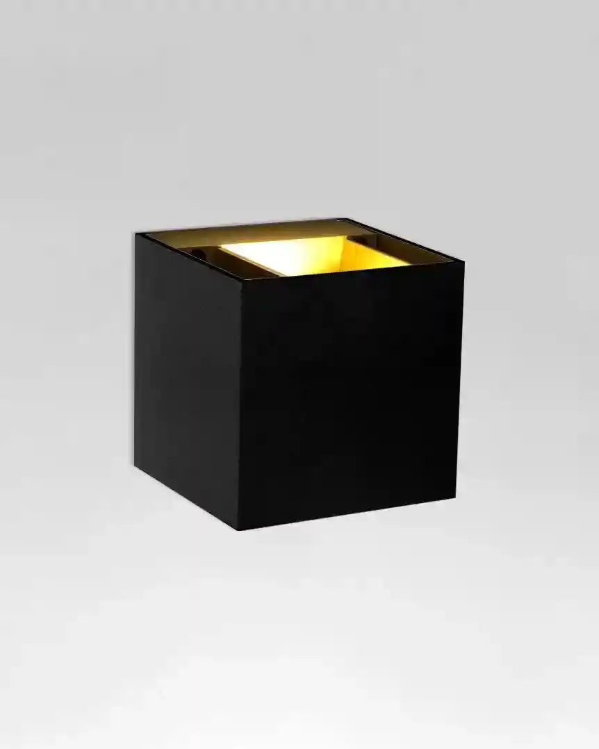 Aplique de pared negro y dorado, diseño moderno cúbico, luz interior decorativa
