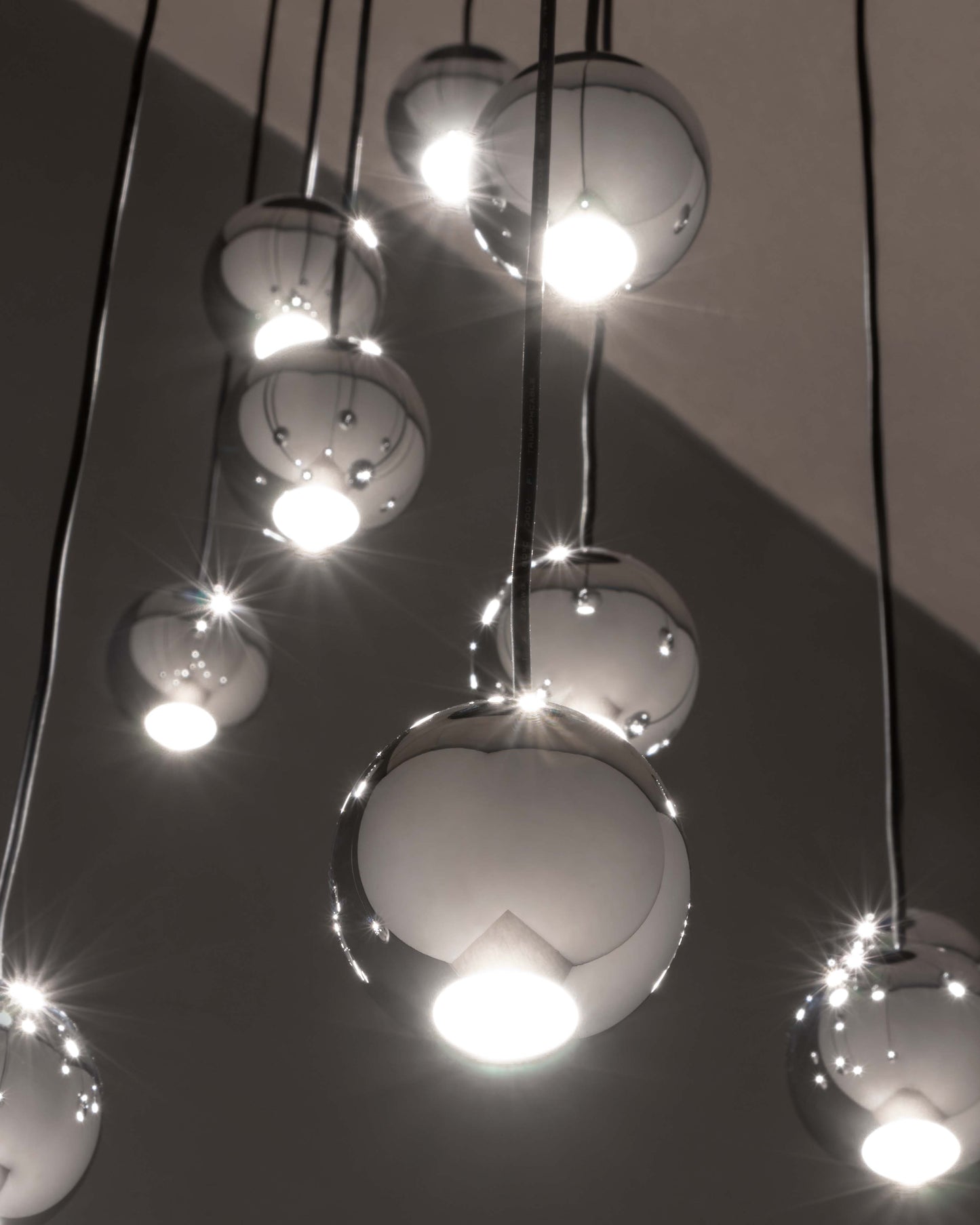 Lámparas colgantes esféricas de metal cromado con luz LED en ambiente moderno