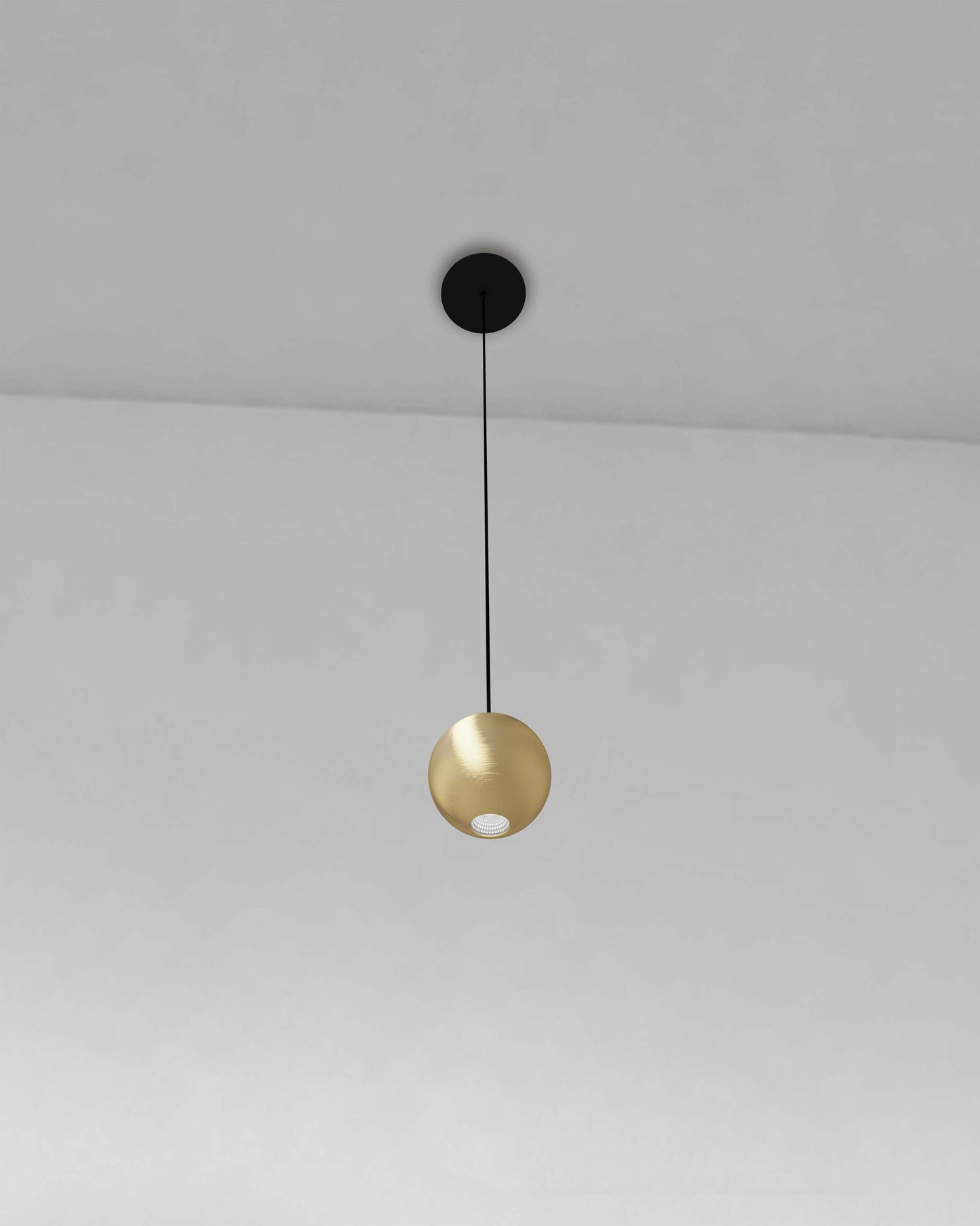 Lámpara colgante minimalista Pin, esfera de 5 cm en aluminio acabado brass.