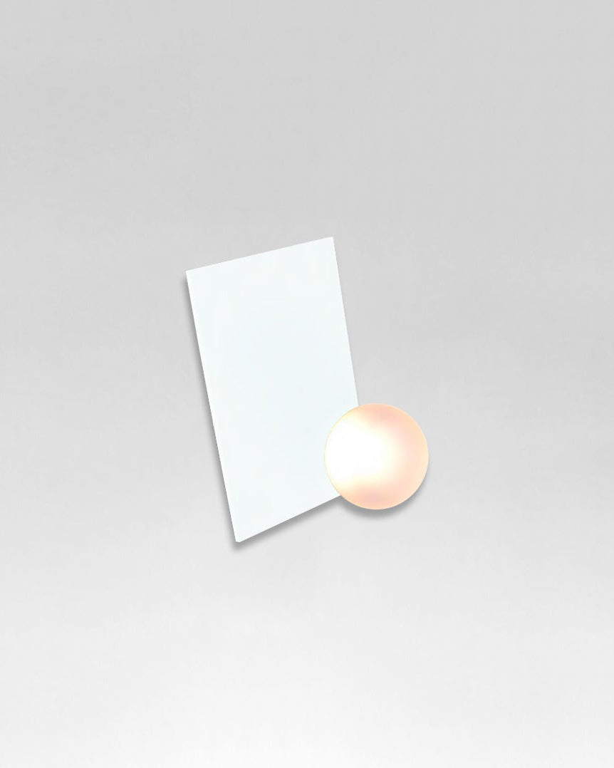 Lámpara de pared moderna blanca con esfera luminosa y placa rectangular sobre fondo claro