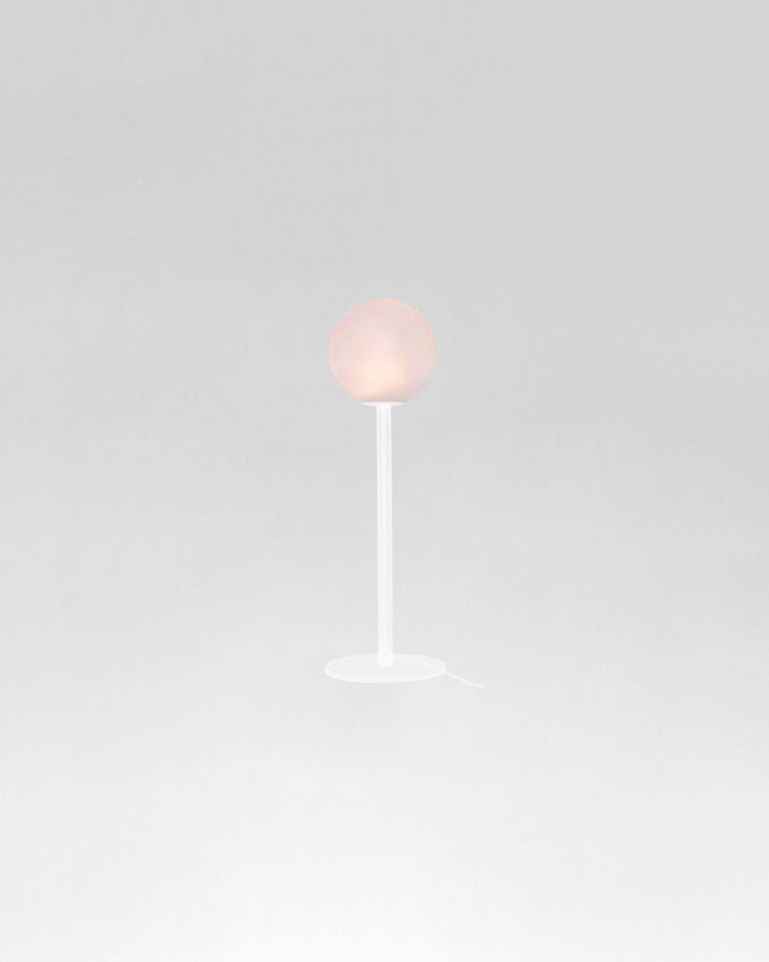 Lámpara de pie blanca moderna con esfera difusora, diseño minimalista para interiores