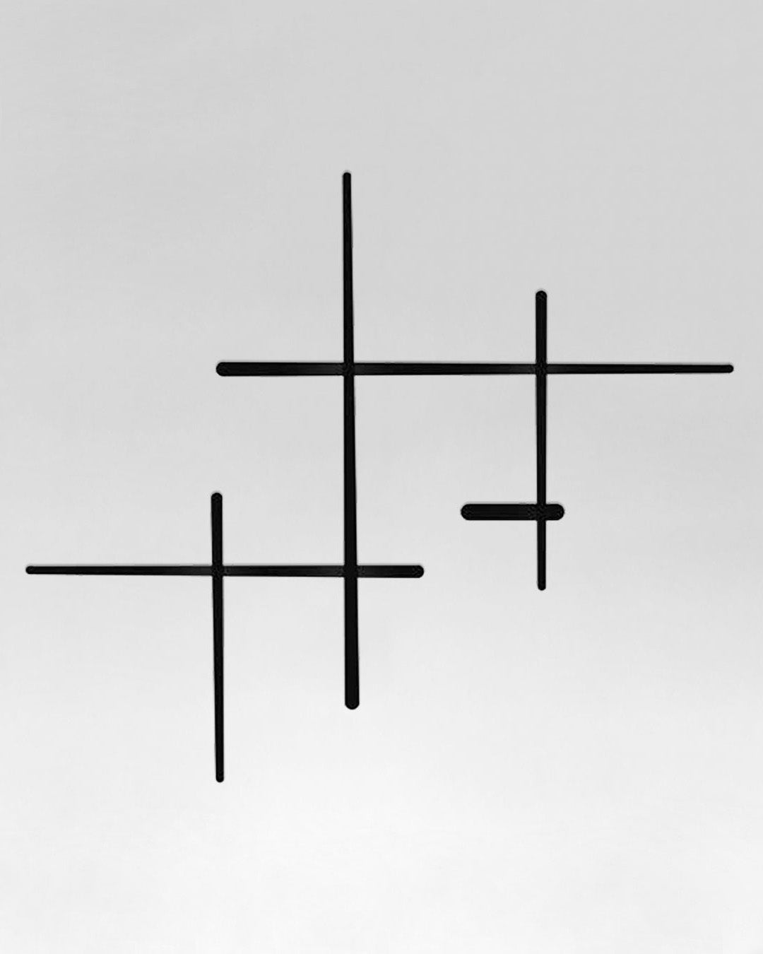 Lámpara de pared negra minimalista con barras cruzadas, diseño moderno de iluminación interior.