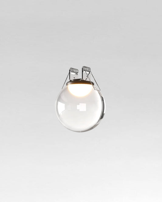 Lámpara empotrada LED de diseño moderno con difusor esférico de cristal transparente.