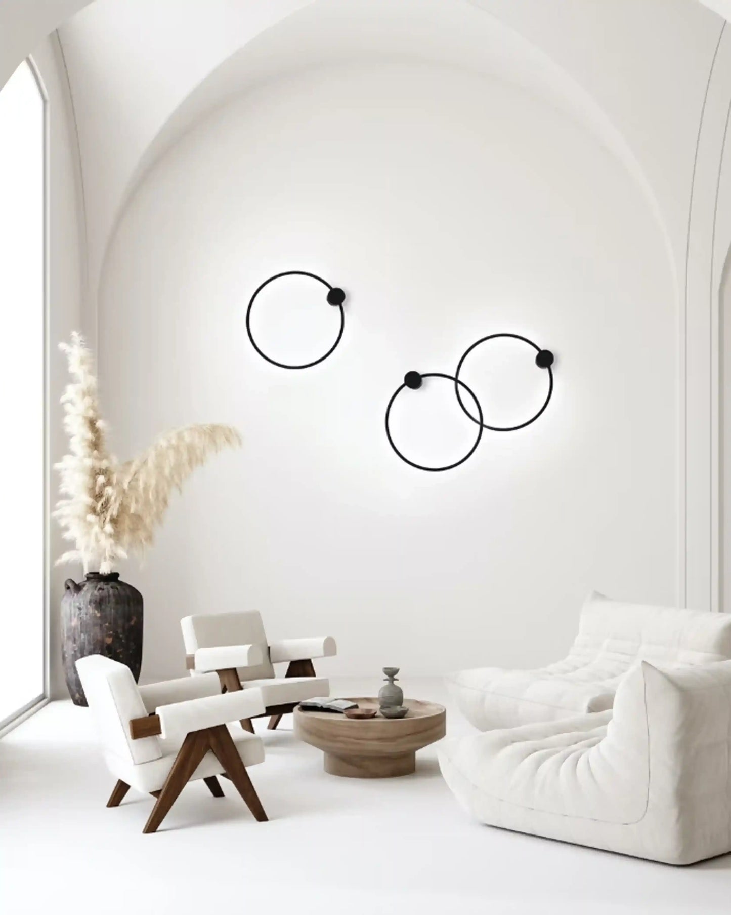 Sala minimalista con aros de luz decorativos en pared de Birot MX boutique de iluminación