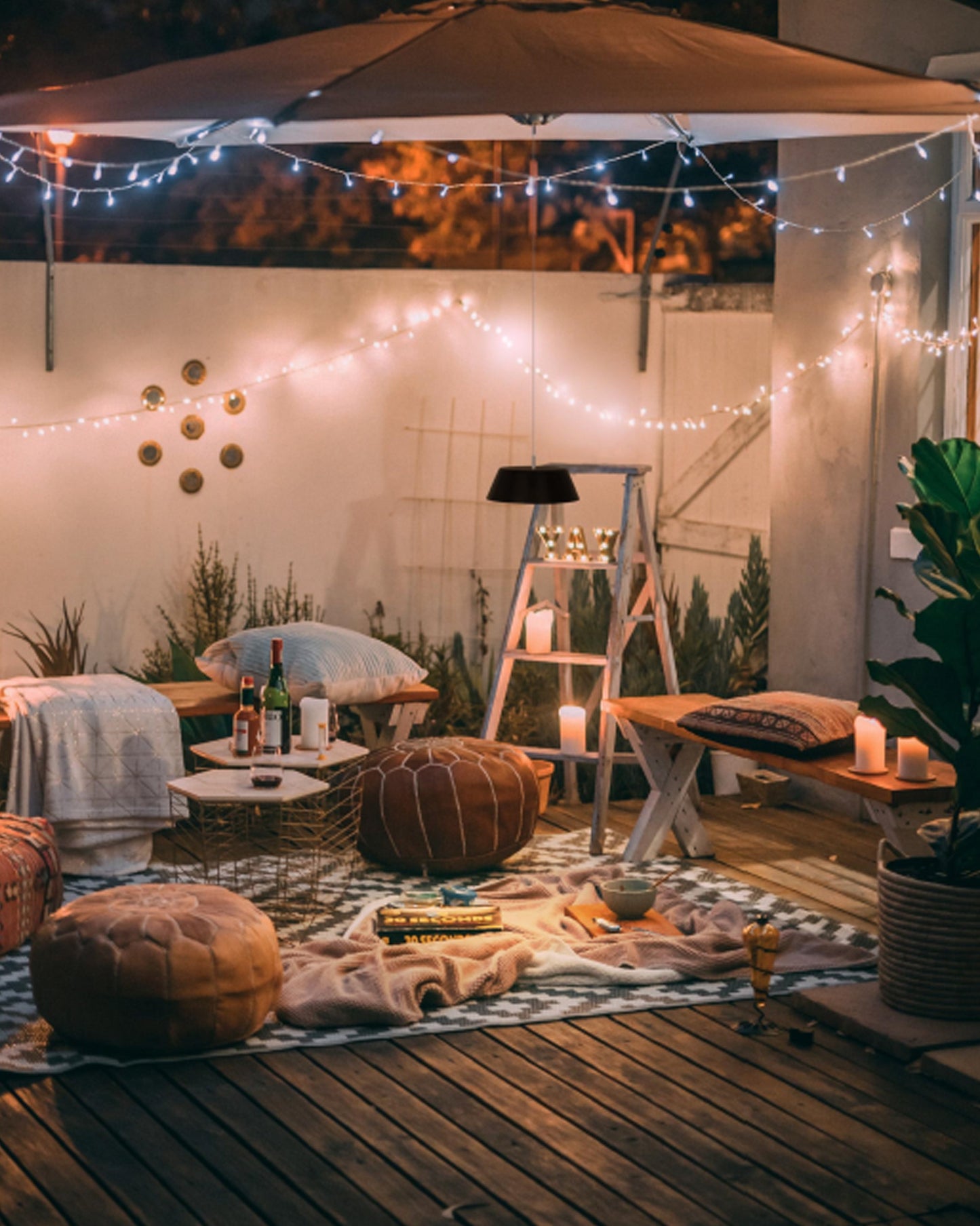 Terraza iluminada con luces decorativas, velas y lámpara colgante estilo boutique Birot MX