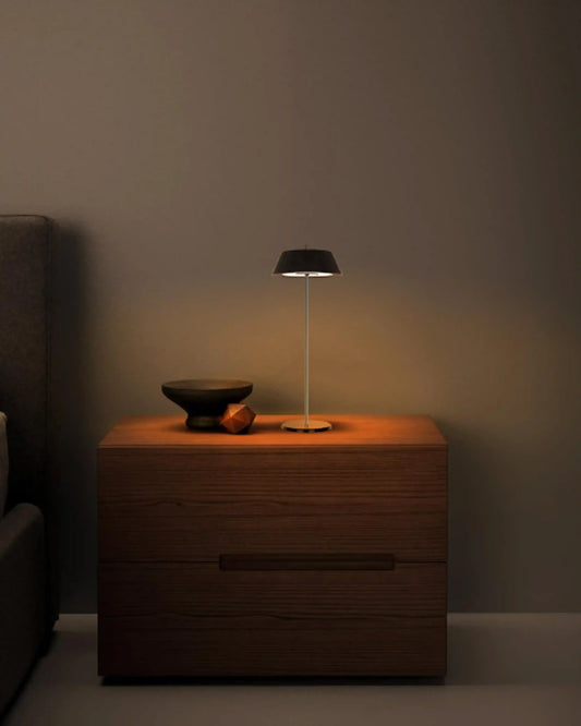 Lámpara de mesa moderna negra sobre buró de madera, iluminación de boutique Birot MX