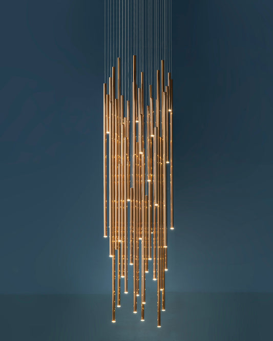 Lámpara colgante moderna de tubos dorados, iluminación decorativa elegante en azul
