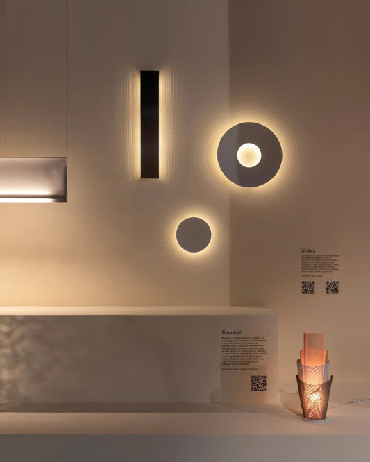 Iluminación interior de lujo con apliques de pared modernos y lámpara decorativa en ambiente elegante.