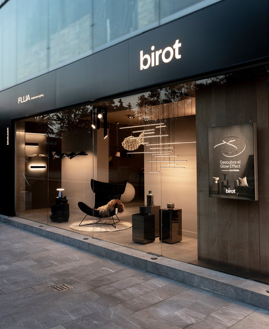 Fachada de boutique de iluminación moderna con lámparas de diseño y gran ventanal de vidrio