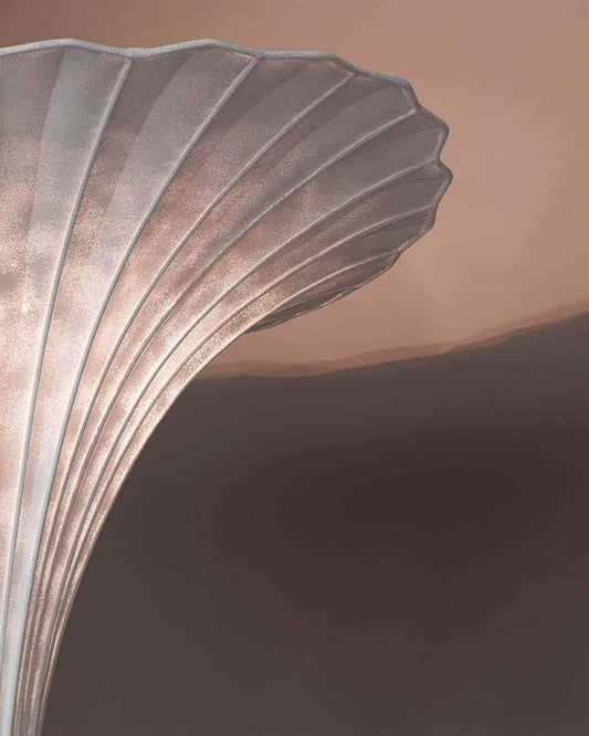 Detalle de lámpara decorativa moderna, textura metálica curva, Birot MX iluminación.