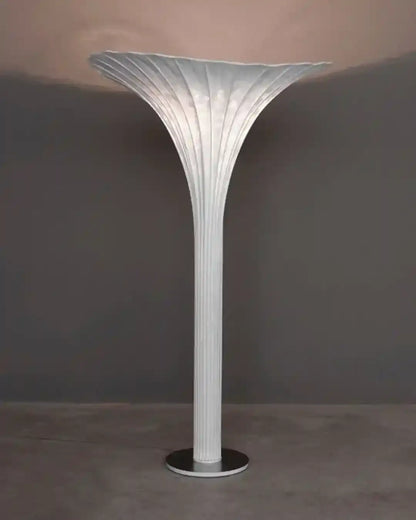 Lámpara de pie decorativa blanca moderna, diseño exclusivo en boutique de iluminación Birot MX.