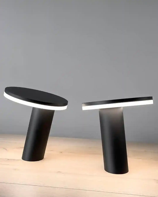 Lámparas de mesa modernas negras con luz LED sobre superficie de madera, diseño minimalista Birot MX