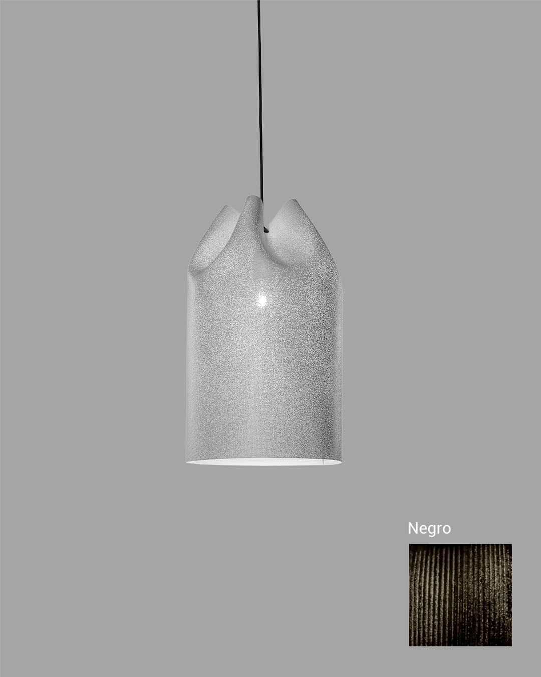 Lámpara colgante moderna color negro con acabado texturizado, boutique Birot MX iluminación.