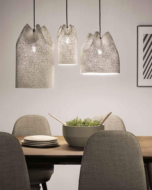 Lámparas colgantes modernas sobre mesa de comedor con sillas grises en boutique Birot MX