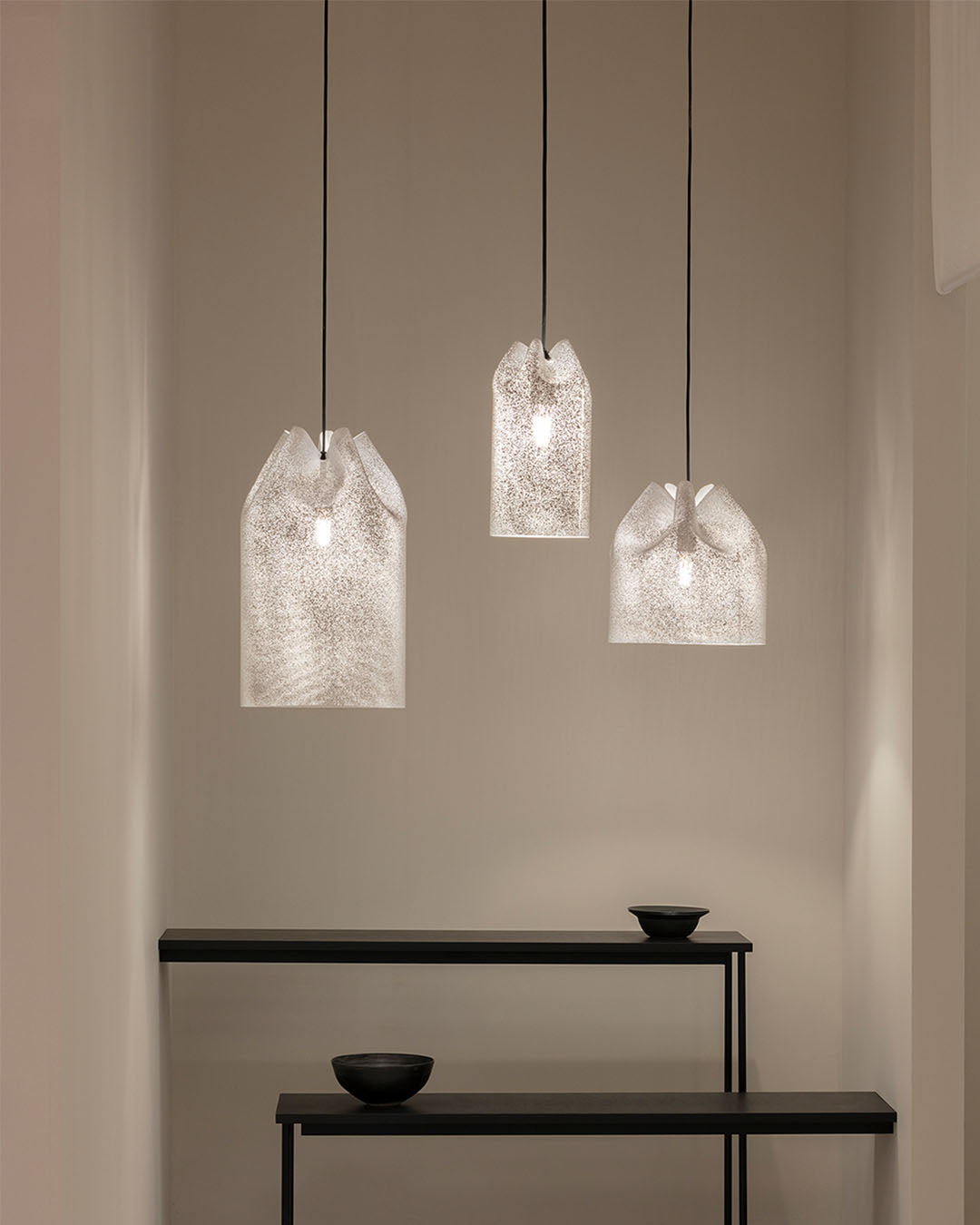 Lámparas colgantes de cristal decorativo en ambiente minimalista, iluminación moderna Birot MX