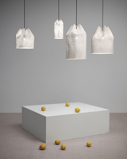 Lámparas colgantes de cerámica blancas Birot MX sobre base blanca con limones, ambiente minimalista