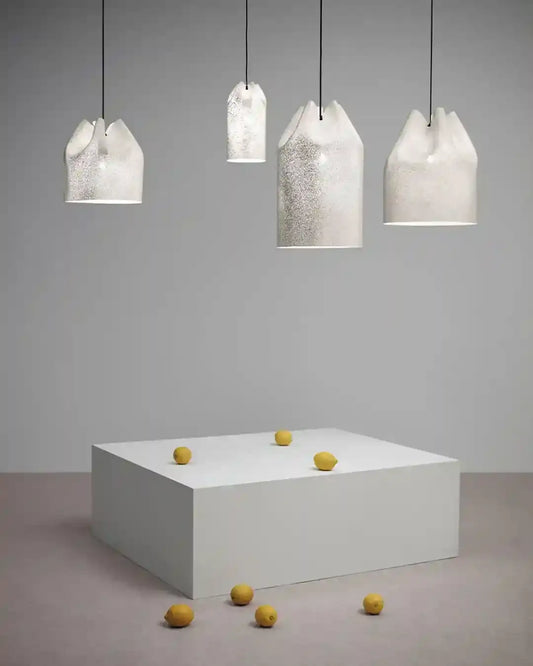 Lámparas colgantes de cerámica blancas Birot MX sobre base blanca con limones, ambiente minimalista