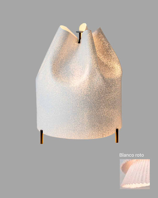 Lámpara de mesa diseño moderno color blanco roto, pantalla arrugada, patas doradas