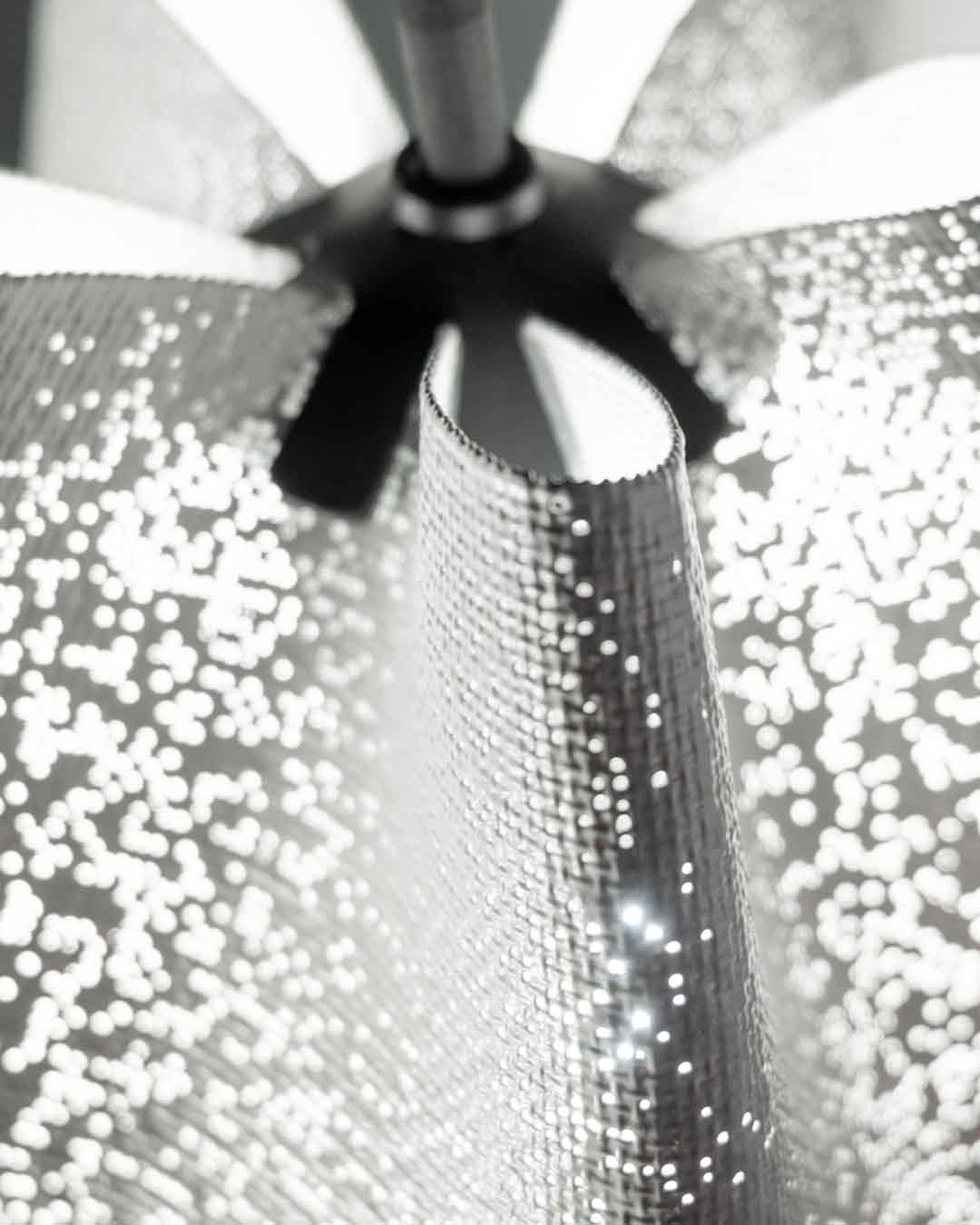 Detalle de lámpara decorativa metálica moderna con luz, Birot MX boutique de iluminación
