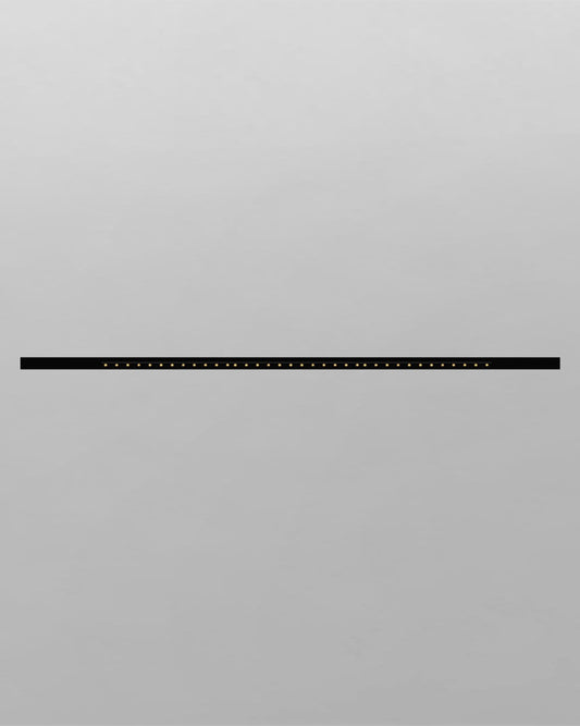 Luminaria lineal negra moderna sobre pared gris, boutique de iluminación Birot MX.