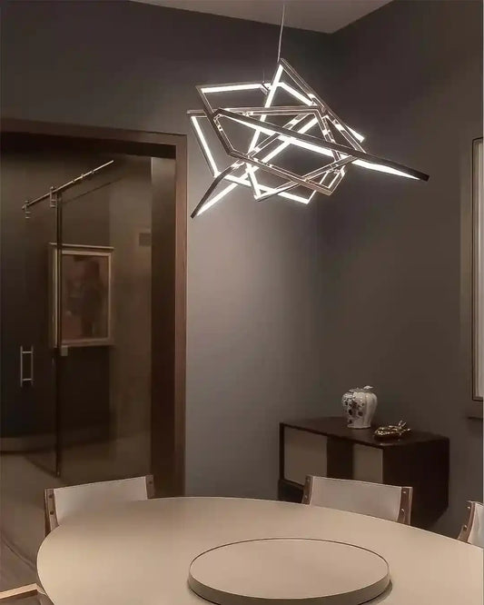 Lámpara colgante moderna geométrica sobre mesa de comedor en interior elegante, Birot MX