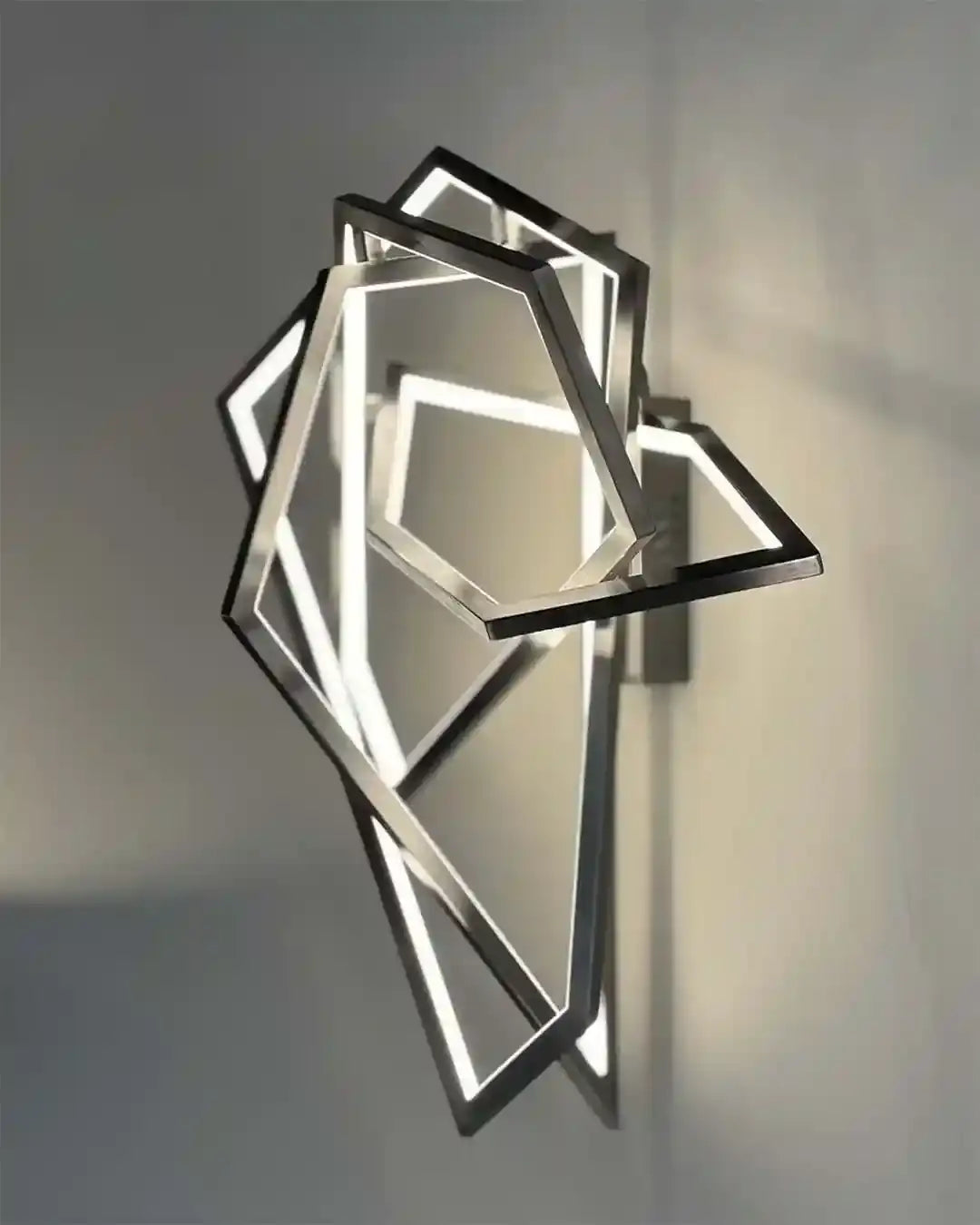 Aplique de pared moderno geométrico LED en acabado metálico, boutique iluminación Birot MX