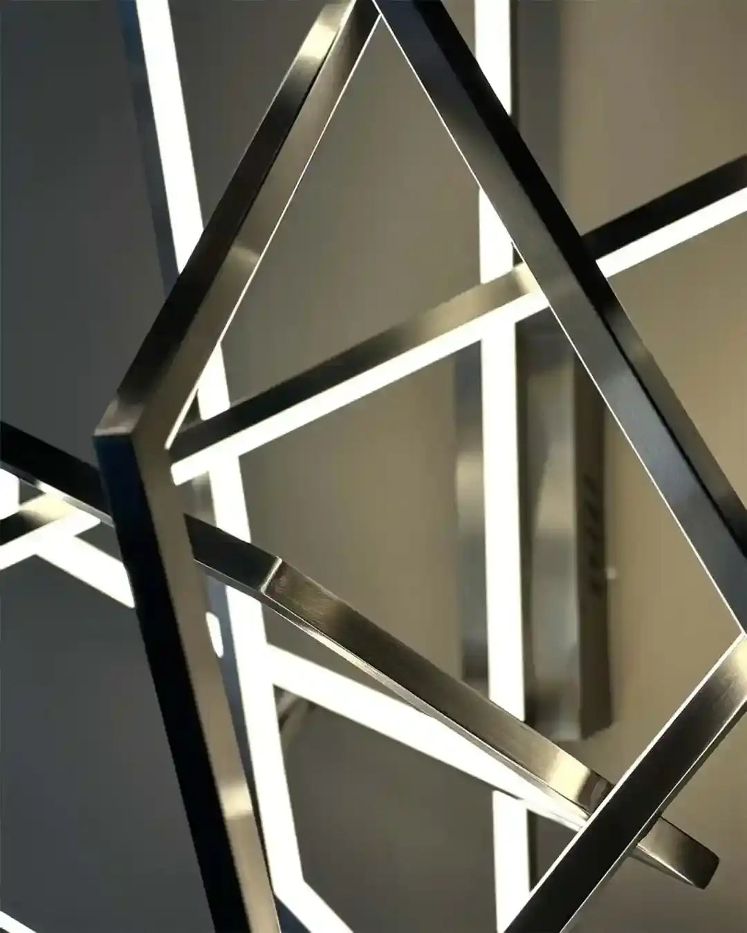 Lámpara de pared moderna geométrica de aluminio con luz LED en boutique de iluminación Birot MX.