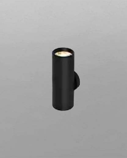 Aplique de pared negro cilíndrico de aluminio, iluminación moderna, fondo gris.