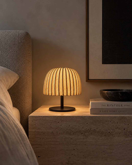Lámpara de mesa inalámbrica Atlas en malla de acero, diseño minimalista con luz cálida 