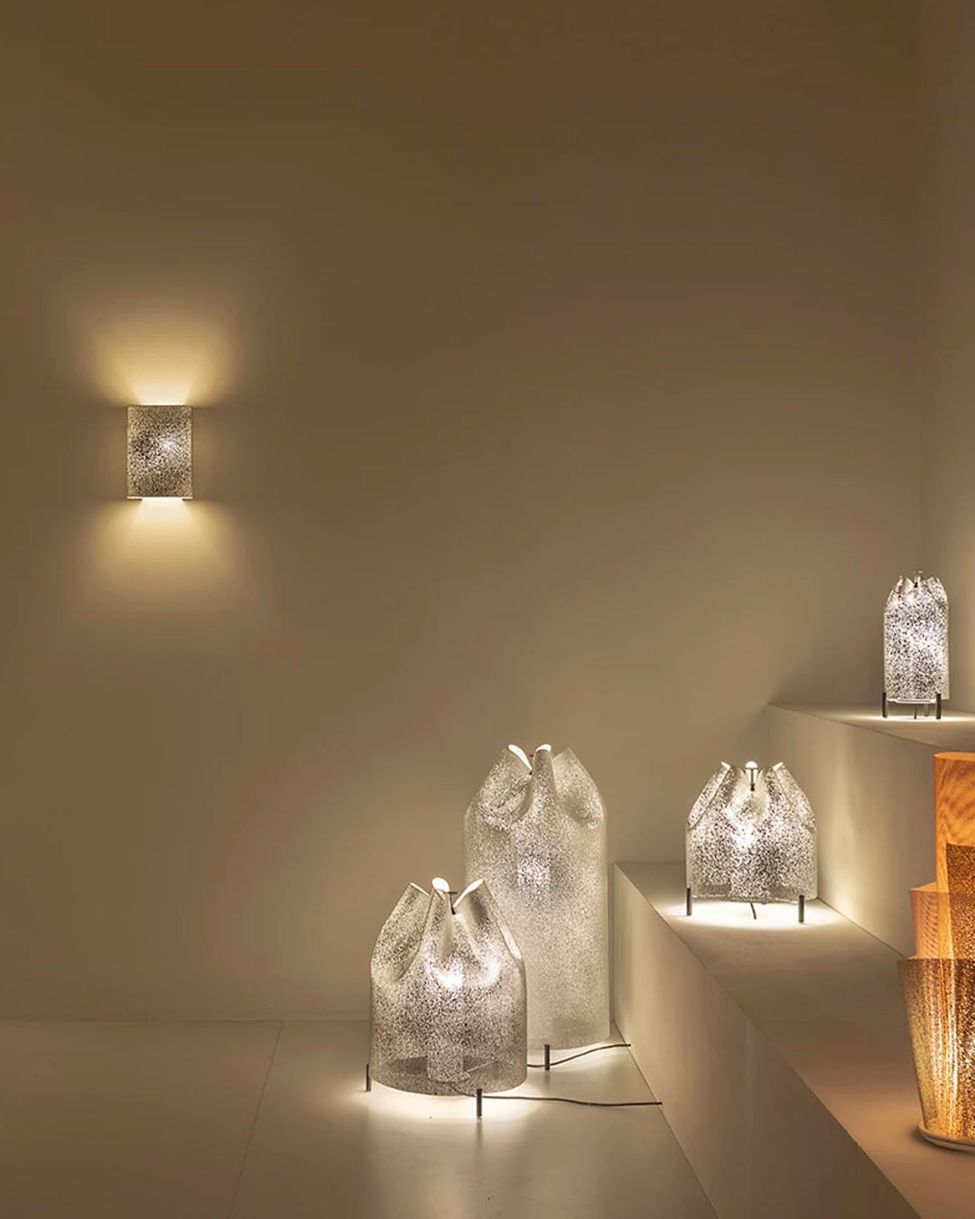 Juego de lámparas decorativas modernas para piso, mesa, modelo Agasallo en malla de acero. 