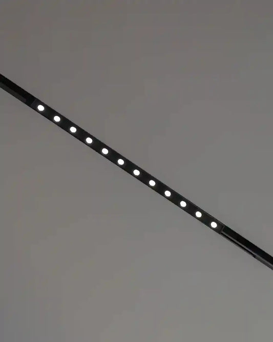 Luminaria lineal LED negra moderna sobre techo gris, iluminación decorativa Birot MX