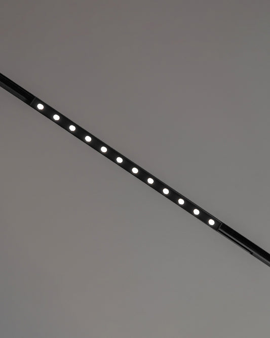 Luminaria lineal LED negra moderna sobre techo gris, iluminación decorativa Birot MX