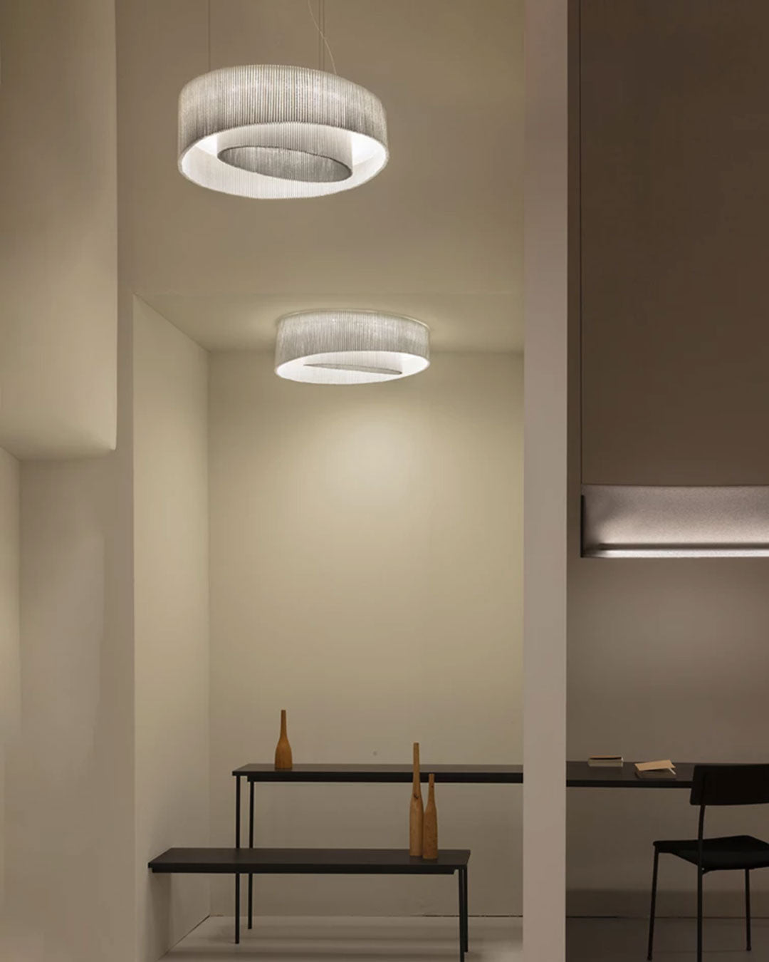 Lámparas de techo, diseño orgánico concéntrico Anel, sobre mesa minimalista.