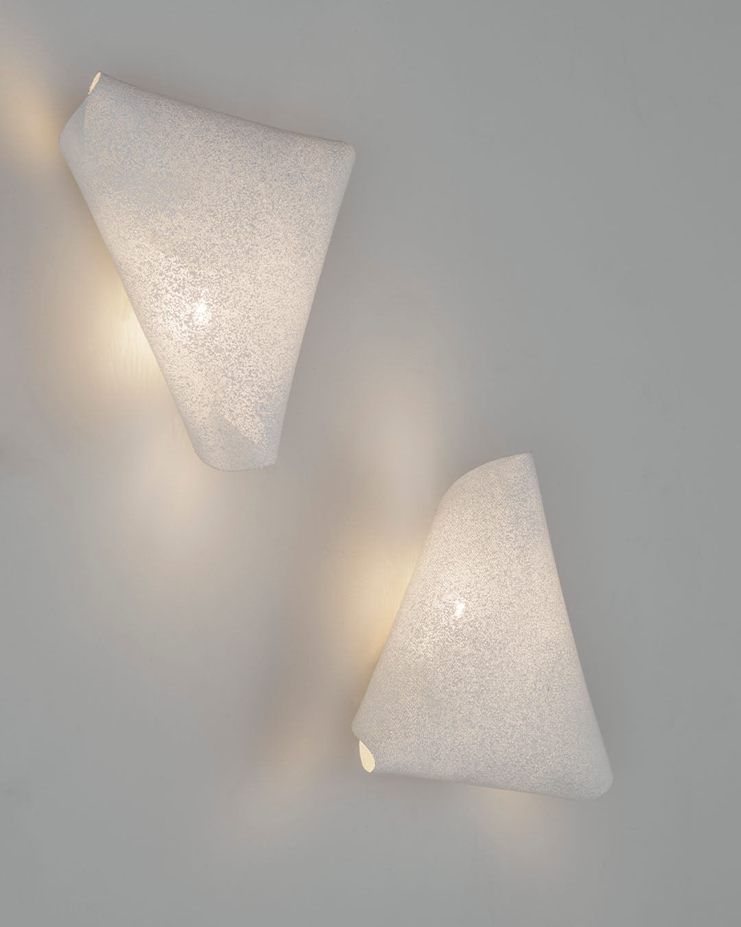 Apliques de pared modernos blancos iluminando ambiente minimalista, iluminación Birot MX