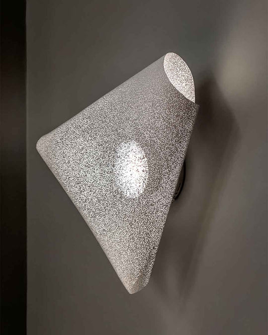 Aplique de pared moderno de malla de acero Ballet de a-emotional light con luz cálida.