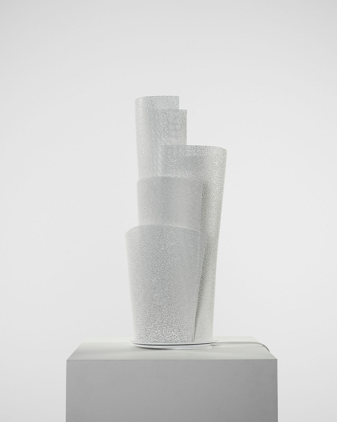 Lámpara decorativa blanca con diseño moderno sobre pedestal, iluminación Birot MX boutique