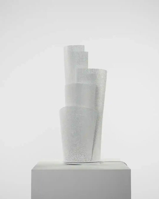 Lámpara decorativa blanca con diseño moderno sobre pedestal, iluminación Birot MX boutique