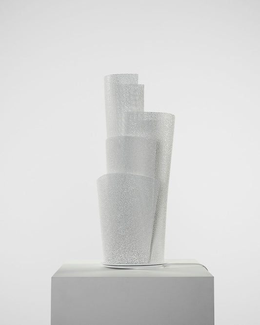 Lámpara decorativa blanca con diseño moderno sobre pedestal, iluminación Birot MX boutique