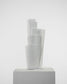 Lámpara decorativa blanca con diseño moderno sobre pedestal, iluminación Birot MX boutique