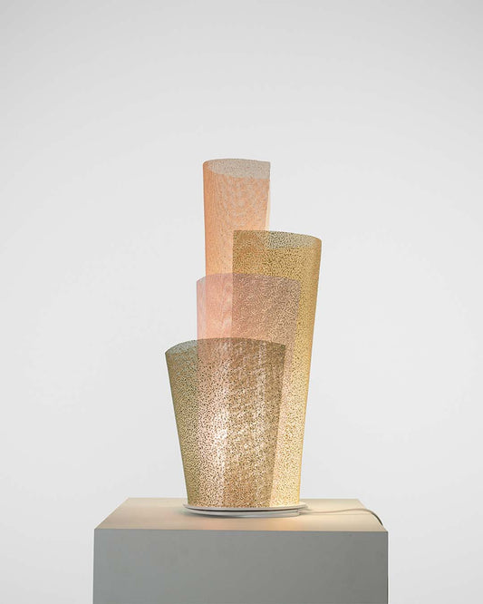 Lámpara de mesa Blossom de a-emotional light, diseño moderno multicolor en malla de acero con luz cálida.