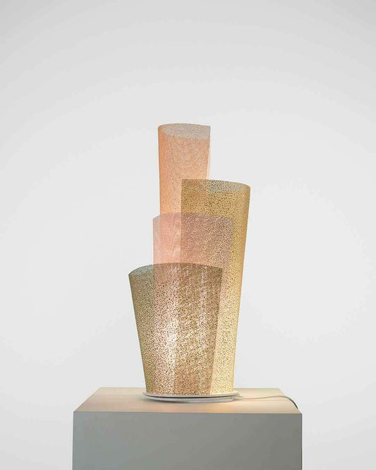 Lámpara de mesa multicolor moderna con diseño geométrico en Birot MX, boutique de iluminación.